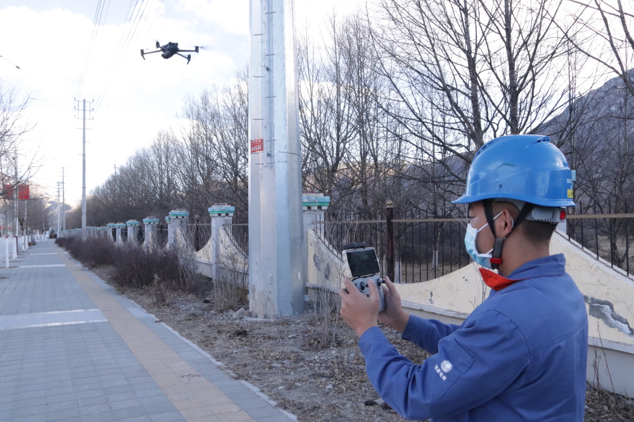 國網玉樹供電公司實現無人機巡檢應用零突破(圖1)